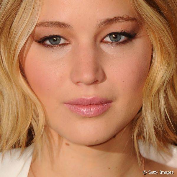 Para a sess?o de fotos que antecedeu a premi?re, Jennifer Lawrence usou um esfumado marrom com sombra puxadinha no canto externo dos olhos